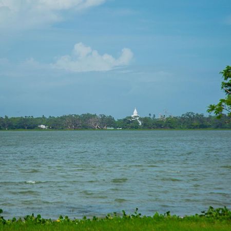 Lake Scape Yala Safari Inn Tissamaharama Exterior photo