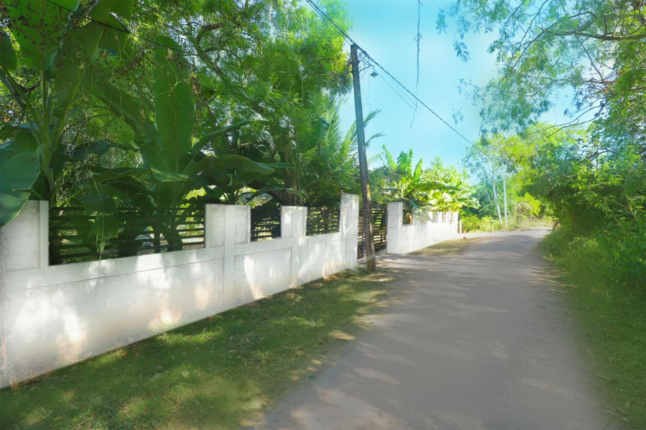 Lake Scape Yala Safari Inn Tissamaharama Exterior photo