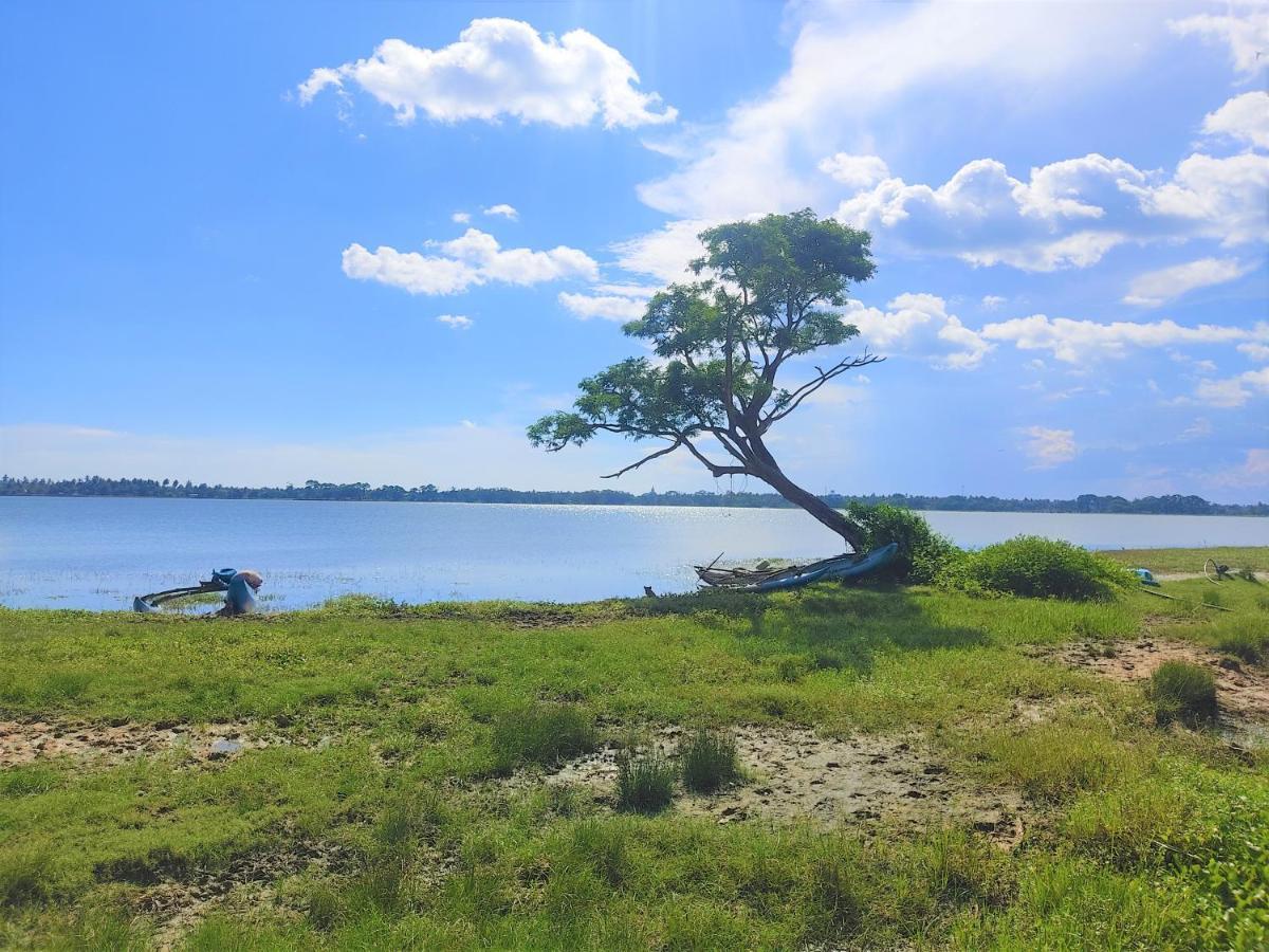 Lake Scape Yala Safari Inn Tissamaharama Exterior photo