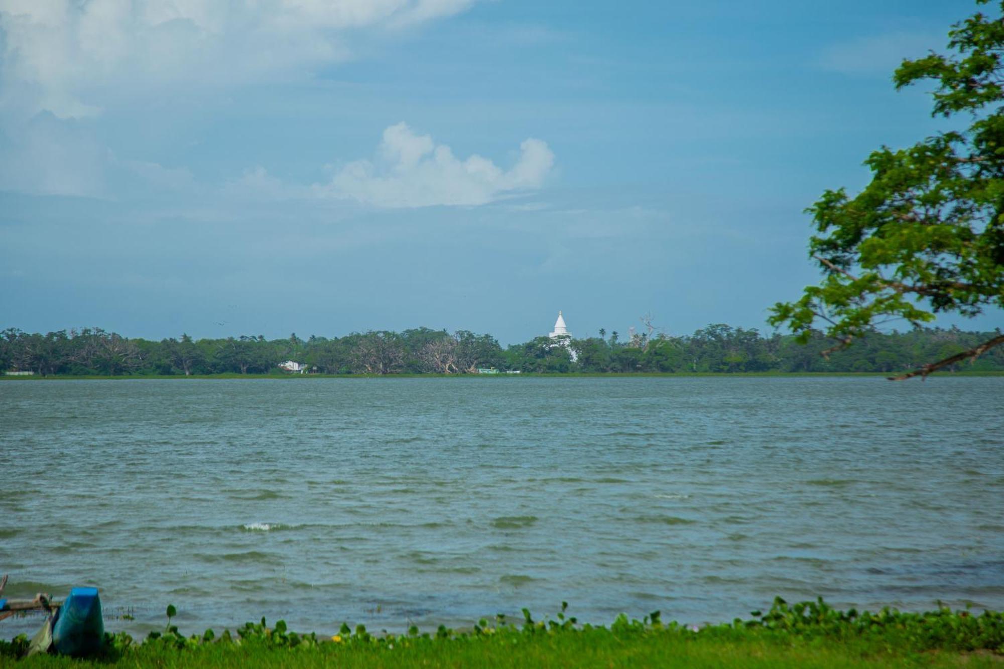 Lake Scape Yala Safari Inn Tissamaharama Exterior photo