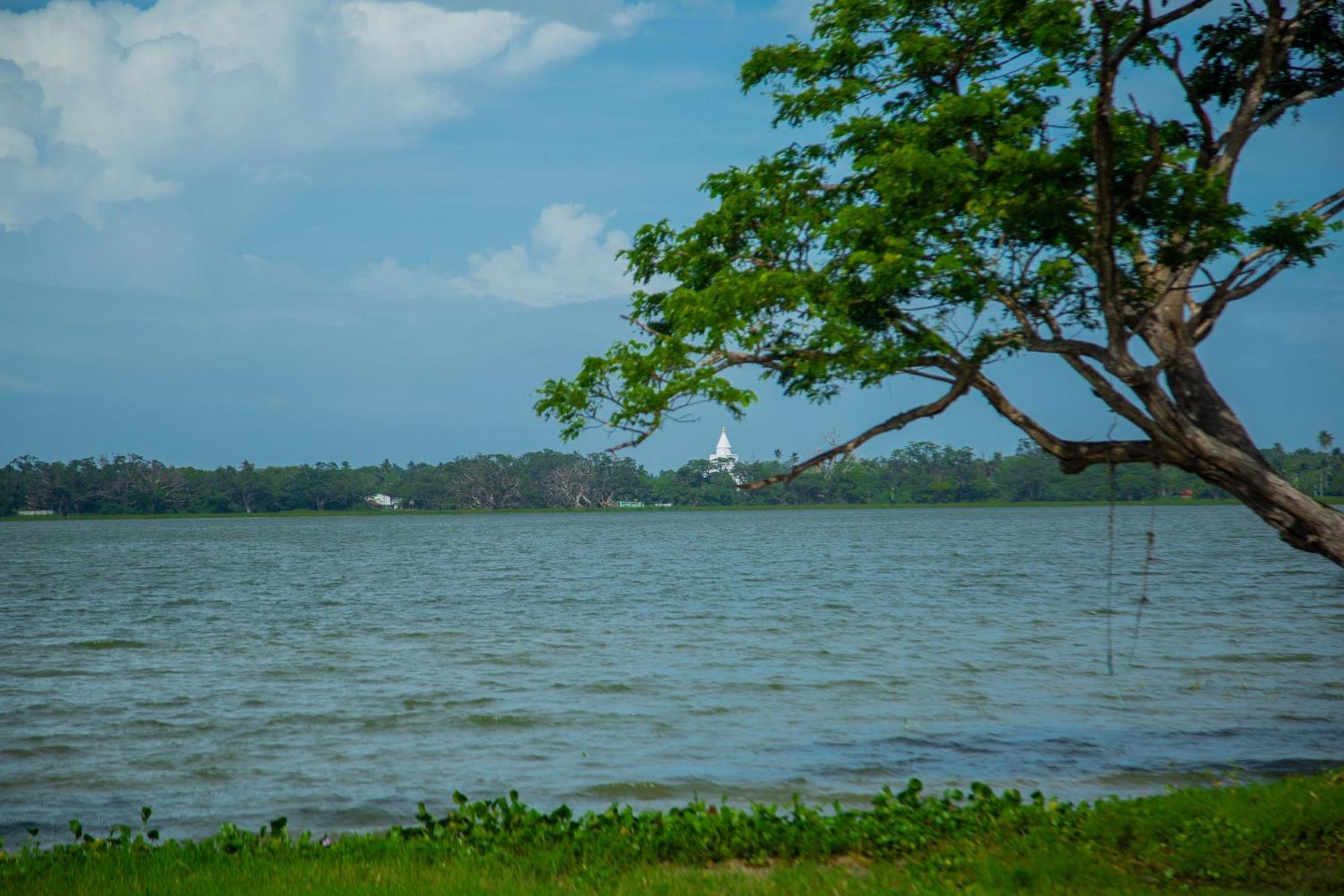 Lake Scape Yala Safari Inn Tissamaharama Exterior photo