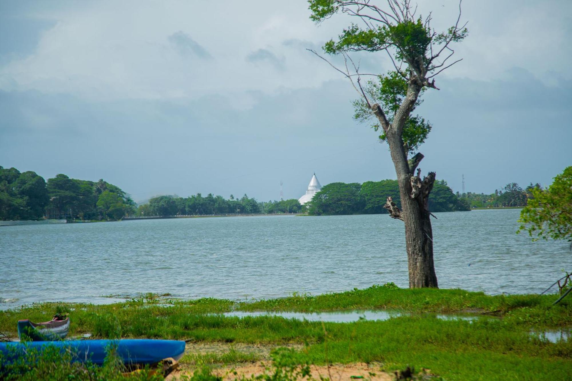 Lake Scape Yala Safari Inn Tissamaharama Exterior photo