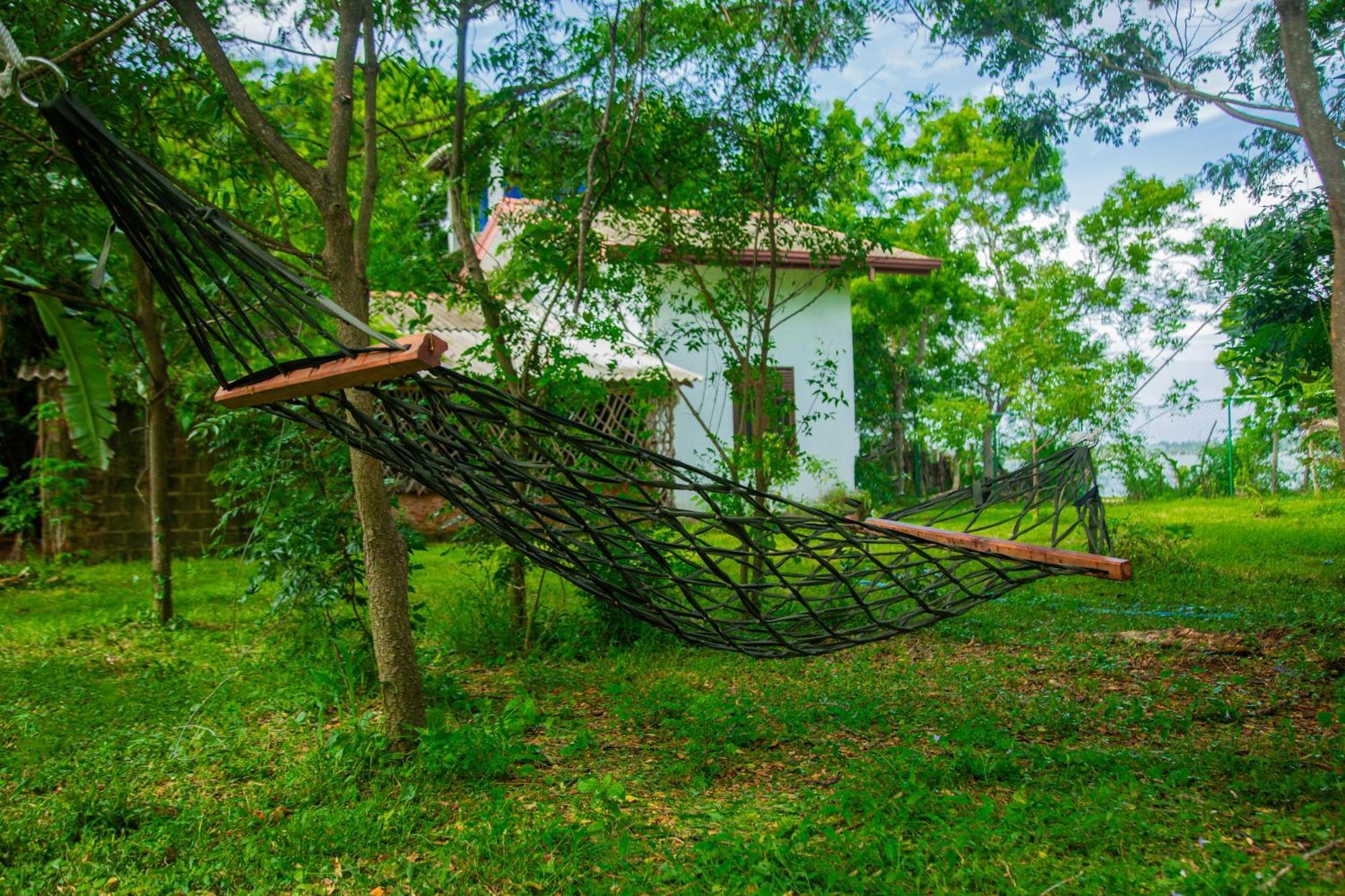 Lake Scape Yala Safari Inn Tissamaharama Exterior photo