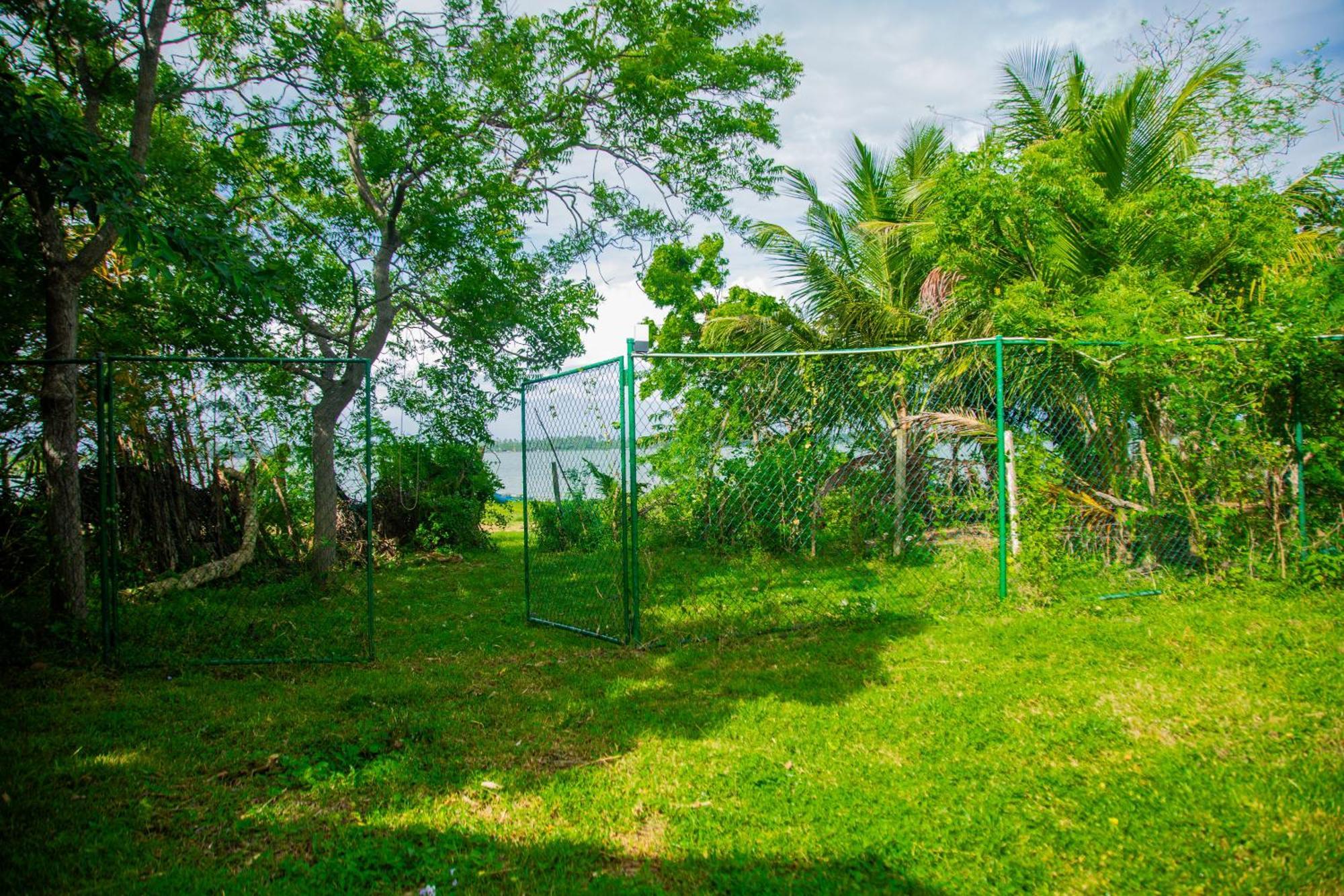 Lake Scape Yala Safari Inn Tissamaharama Exterior photo